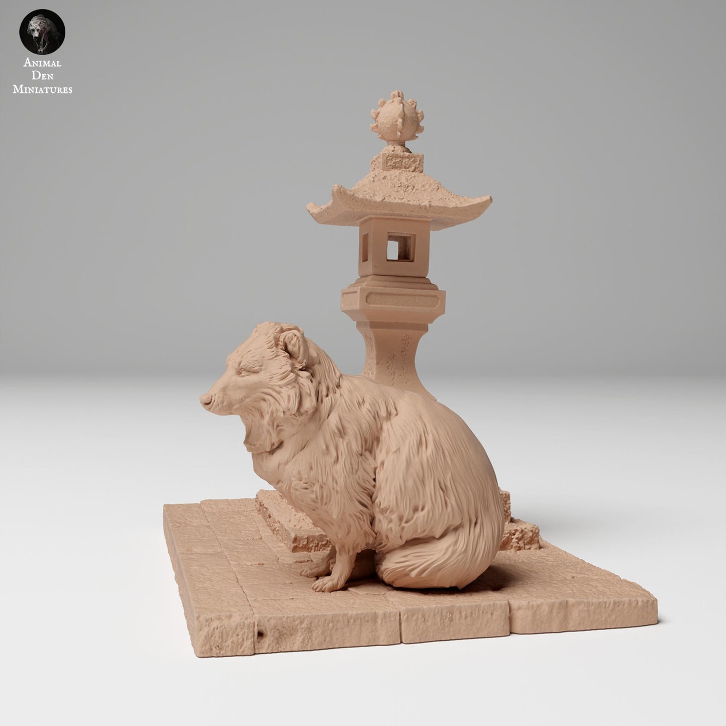 Produktová fotografie zvířecí figurky dioráma, modelářství: 0: Divoká zvířecí figurka: Tanuki vedle japonské lampy (Ref 24_11_04)
