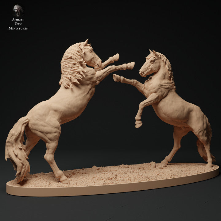 Foto do produto de figura de animal em diorama, modelismo: 0: Konik/ Pequeno cavalo selvagem machos lutando: Animais da Europa