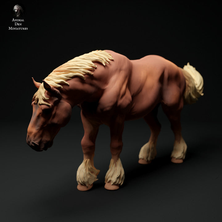Produktová fotografie zvířecí figurky dioráma, modelářství: 0: Farmářská zvířecí figurka: krmící se kůň - Suffolk Punch