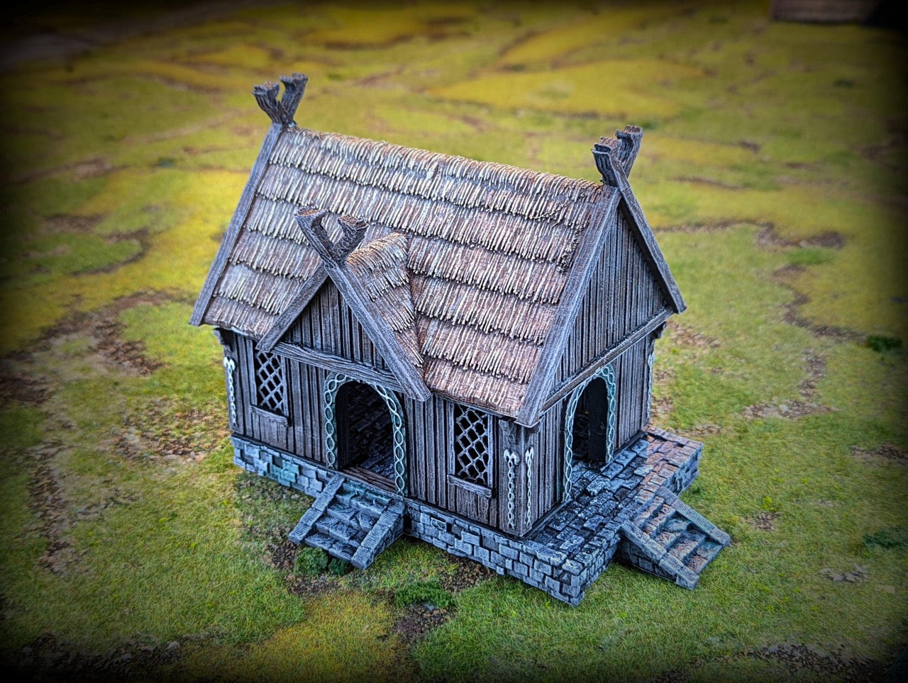 Produktová fotografie Tabletop 28mm terénních prvků, domů, dekorací a dílů od Creation Conquest (CC) 0: Dům válečníka - Království Sasko - Středověká vesnice jezdců