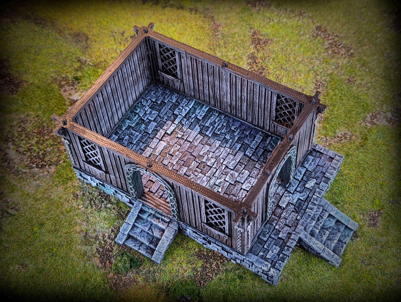 Produktová fotografie Tabletop 28mm terénních prvků, domů, dekorací a dílů od Creation Conquest (CC) 0: Dům válečníka - Království Sasko - Středověká vesnice jezdců