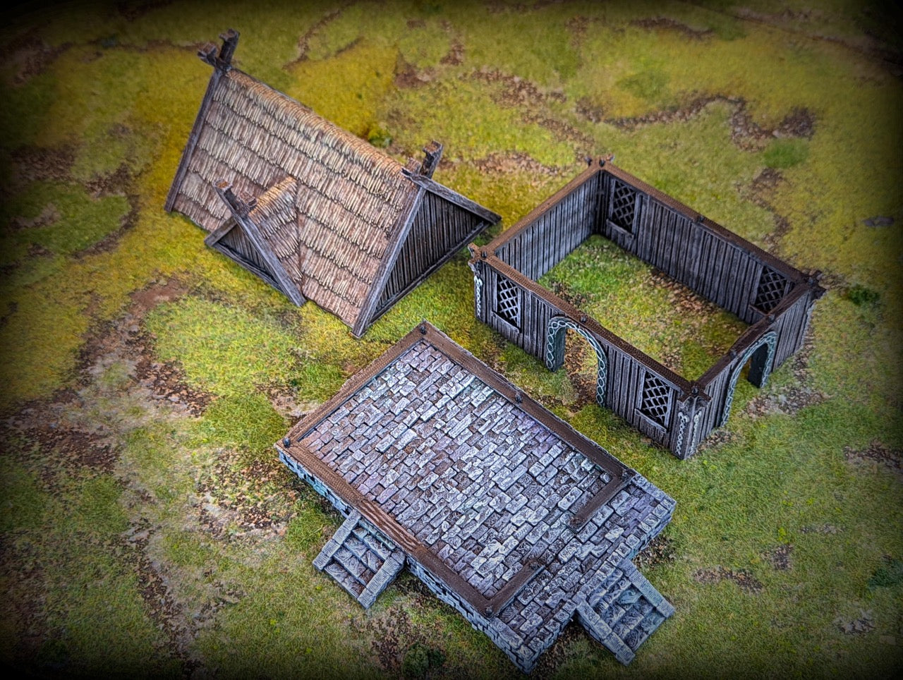 Produktová fotografie Tabletop 28mm terénních prvků, domů, dekorací a dílů od Creation Conquest (CC) 0: Dům válečníka - Království Sasko - Středověká vesnice jezdců