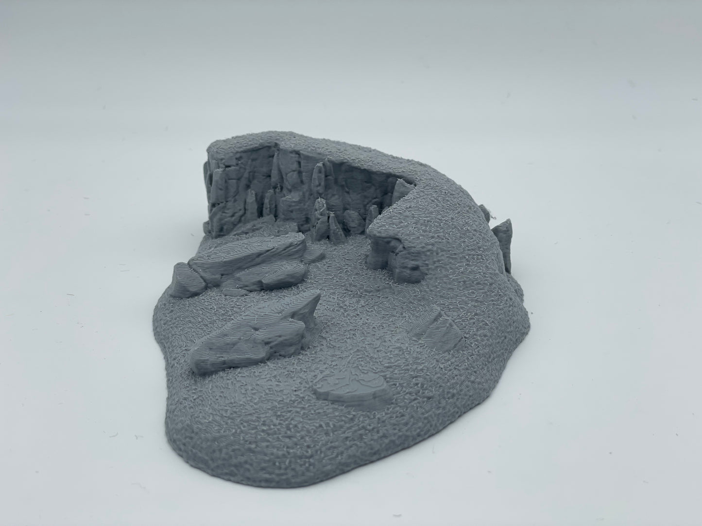 Produktová fotografie Tabletop 28mm The Printing Goes Ever On (TPGEO) 0: Terénní typ D - Mírný výběžek v travnaté krajině - Skály