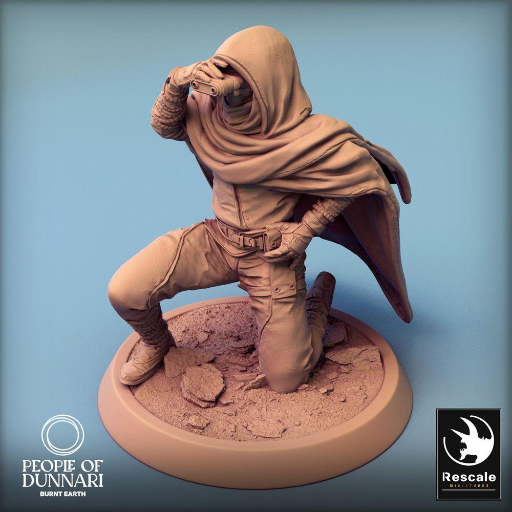 Produktfoto Tabletop 28mm Lord of the Print (LotP) 0: Fantasy Figur: Wüsten-Scout Sandweaver, Nomaden-Späher mit Monokular, Ranger kniend (24_03_C4)