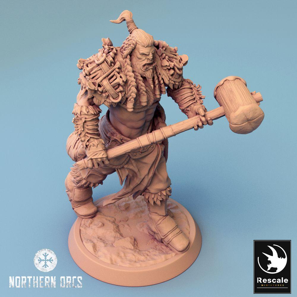 Produktová fotografie Tabletop 28mm Lord of the Print (LotP) 0: Fantasy figura: Orkský válečník / Orc Warrior, Berserker a kmenový válečník s válečnou kladivem (24_04_I3)