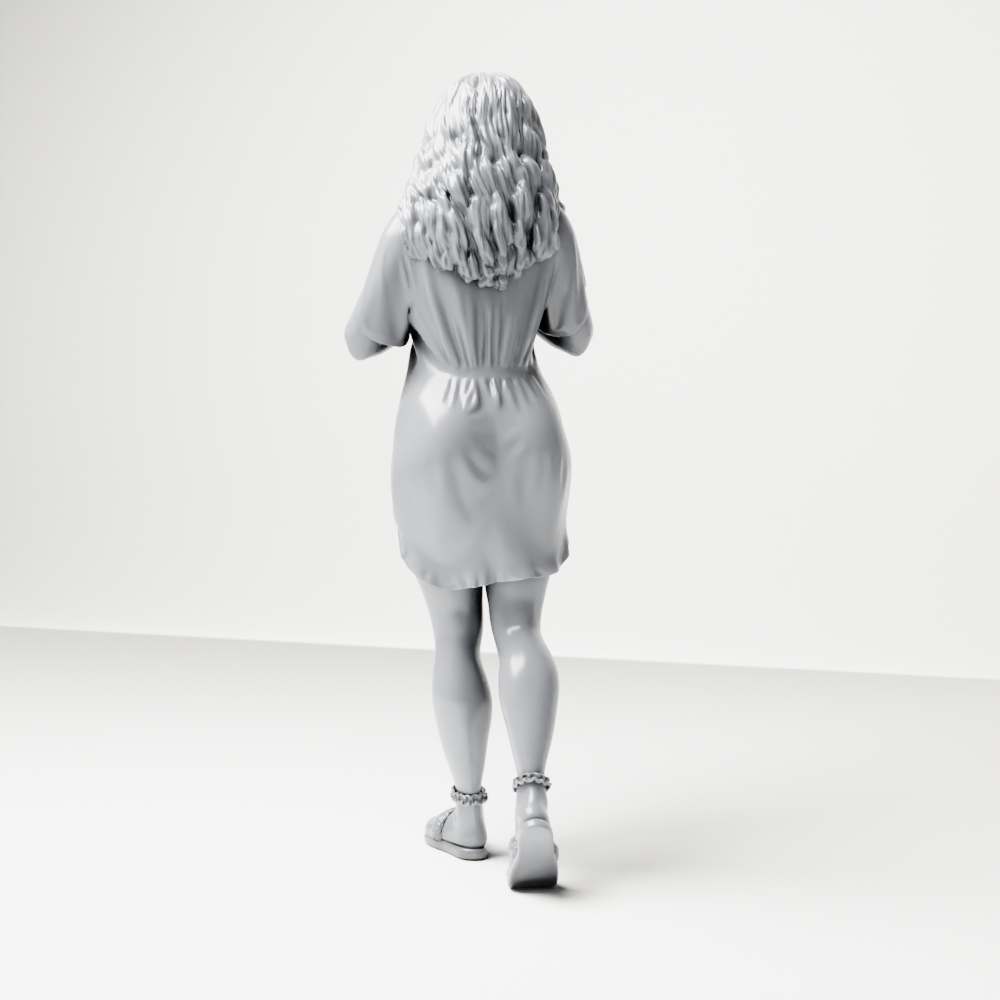 Diorama Modellbau Produktfoto 8: Stehende Figur: Frau im Nachthemd mit kleinem Hund auf dem Arm (a183)