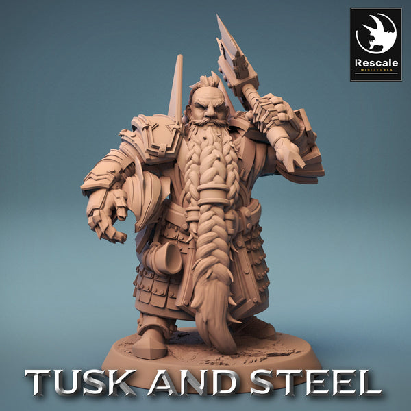 Guerreiro anão com armadura e alabarda – Tusk And Steel, Rescale Miniatures, Agosto 2023.