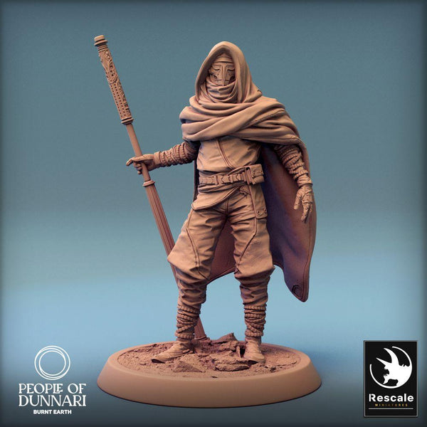 Mago do deserto encapuzado com cajado – People of the Dunnari, Rescale Miniatures, Março 2024.