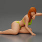 Diorama modelářství produktová fotografie 0: Miniaturní figura: Ležící žena v bikinách, napůl opřená na pláži (Ref Nr. A106)
