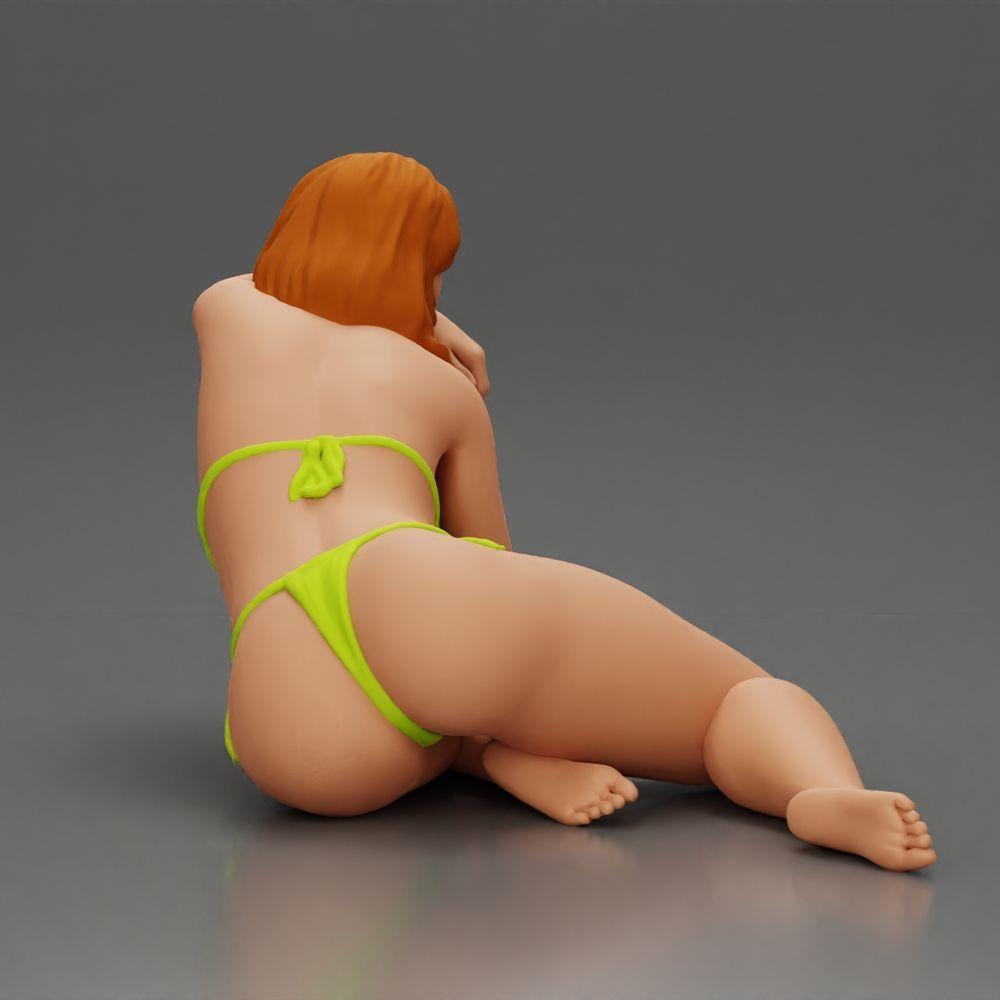 Diorama modelářství produktové foto 2: Miniaturní figura: Ležící žena v bikinách, napůl opřená na pláži (Ref Nr. A106)