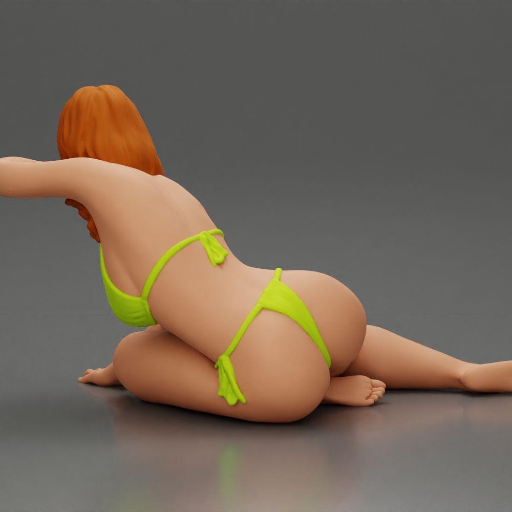 Diorama modelářství produktová fotografie 3: Miniaturní figurka: Ležící žena v bikinách, napůl opřená na pláži (Ref Nr. A106)
