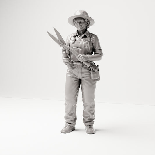 Stehende Figur: Gärtnerin mit Latzhose, Hut & Heckenschere (B004) - Vorderansicht