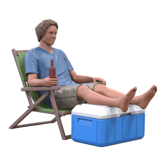 Produktfoto Diorama und Modellbau Miniatur Figur: Mann mit Bier und Kühltruhe in Liegestuhl