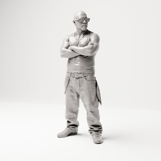Stehende Figur: Person im Hip-Hop-Style mit gekreuzten Armen, Sonnenbrille & ärmellosem Oberteil (B029) - Vorderansicht