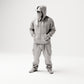 Stehende Figur: Person im Hip-Hop-Style mit Kapuzenjacke, Basecap & Gesichtstuch, Hände in den Taschen (B034) - Vorderansicht