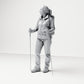 Diorama Modellbau Produktfoto 0: Stehende Figur: Wanderer mit Rucksack & zwei Trekkingstöcken (B039)