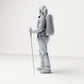 Diorama Modellbau Produktfoto 1: Stehende Figur: Wanderer mit Rucksack & zwei Trekkingstöcken (B039)