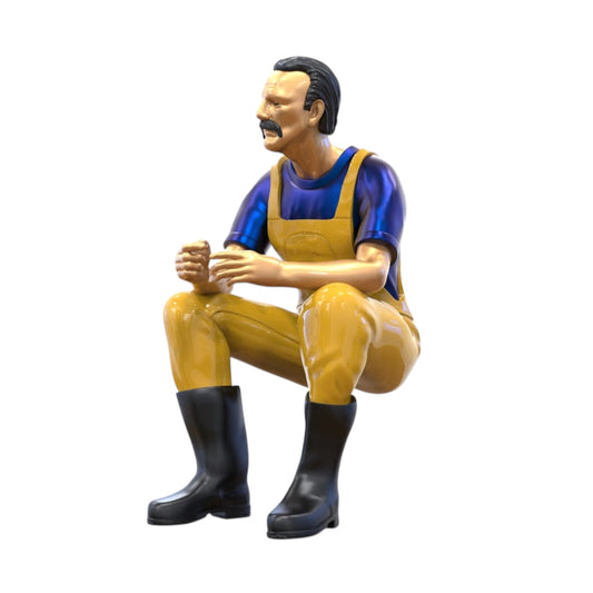 Diorama Modellbau Produktfoto 0: Sitzender Fischer mit Bart – Figur in Ölzeug und Gummistiefeln (Ref. Nr. 443)