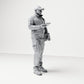 Foto prodotto diorama modellismo 3: figura in piedi: corriere con cappellino, borsa a tracolla e dispositivo portatile (B048)