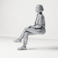 Diorama Modellbau Produktfoto 1: Sitzende Figur: Zuschauerin mit überschlagenen Beinen und Händen auf dem Knie (B056)