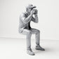 Foto prodotto di modellismo per diorama 3: figura seduta, spettatore che chiama con le mani alla bocca (B060)
