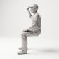 Sitzende Figur: Zuschauer mit erhobener geballter Faust (B066) - linke Seitenansicht