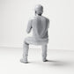 Foto prodotto per diorama e modellismo 2: figura seduta: spettatore maschile con berretto e mani unite (B068)