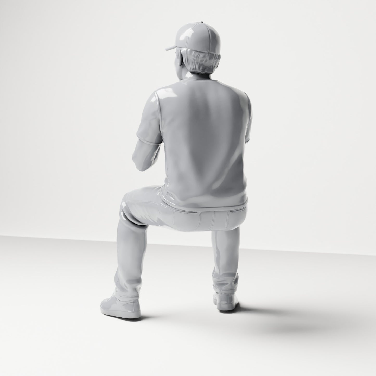 Foto prodotto per diorama e modellismo 2: figura seduta: spettatore maschile con berretto e mani unite (B068)