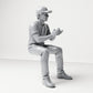 Foto prodotto diorama modellismo 3: figura seduta, spettatore maschile con berretto e mani congiunte (B068)