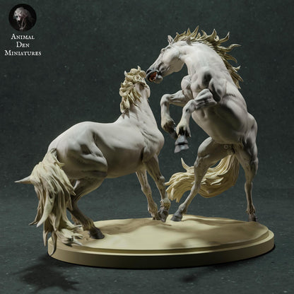 Produktová fotografie zvířecí figurky dioráma, modelářství: 0: Divoká zvířata figurka: bojující koně Camargue – hřebci (Ref 01_01_74)