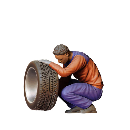 Produktfoto  0: Mechaniker kniend: Reifenwechsel in der Autowerkstatt