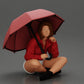 Diorama Modelismo Foto de Produto 0: Miniatura de Diorama: Mulher Sentada em Casaco e Calções com Guarda-Chuva Aberto (Ref Nr. A85)
