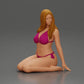 Diorama modelarstwo produktowe zdjęcie 0: Klęcząca miniaturowa figura kobiety w bikini, siedząca na płaskiej podstawie - plażowe diorama (Ref Nr. A83)