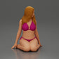 Diorama modelarstwo produkt zdjęcie 1: Klęcząca miniaturowa figura kobiety w bikini, siedząca na płaskiej podstawie - plażowe diorama (Ref Nr. A83)