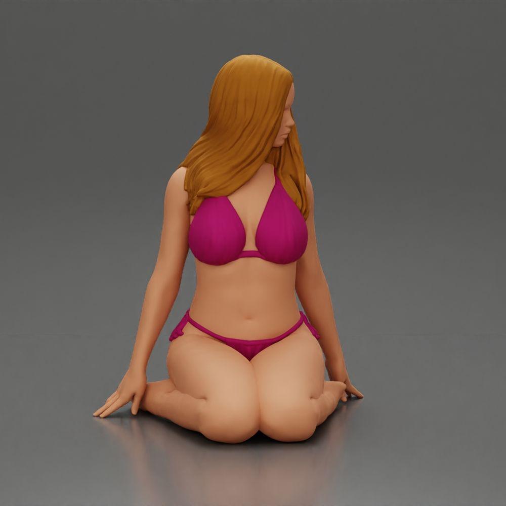 Diorama modelarstwo produkt zdjęcie 1: Klęcząca miniaturowa figura kobiety w bikini, siedząca na płaskiej podstawie - plażowe diorama (Ref Nr. A83)