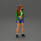 Diorama modellismo foto prodotto 1: Miniatura: Ragazza sportiva in piedi con giacca corta, pantaloni corti e sneakers (Ref Nr. A74)