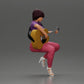 Modello diorama foto prodotto 1: Miniatura: Donna con capelli corti suona chitarra acustica collana, sandali a cinturino (Rif. Nr. A128)