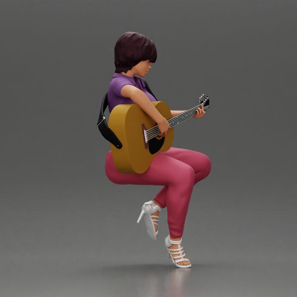 Modello diorama foto prodotto 1: Miniatura: Donna con capelli corti suona chitarra acustica collana, sandali a cinturino (Rif. Nr. A128)