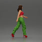 Diorama Modelismo Foto do Produto 1: Figura de Diorama: Miniatura de Mulher em Pose de Caminhada, verde-vermelho, Top Curto, Calças Largas, Sapatos de Salto (Ref Nr. A141)