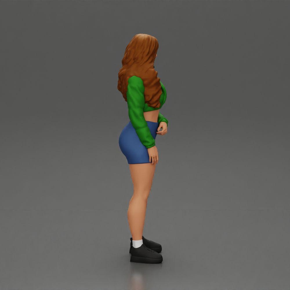 Diorama modellismo foto prodotto 2: Miniatura: Ragazza sportiva in piedi con giacca corta, pantaloni corti e sneakers (Ref Nr. A74)