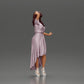 Foto do produto de modelismo diorama 2: Miniatura: Mulher em vestido de noiva longo com saltos altos, posando elegantemente (Ref Nr. A109)
