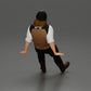 Modello diorama foto prodotto 3: Miniatura seduta, uomo in abbigliamento storico con cappello e bretelle (Rif. Nr. A84)