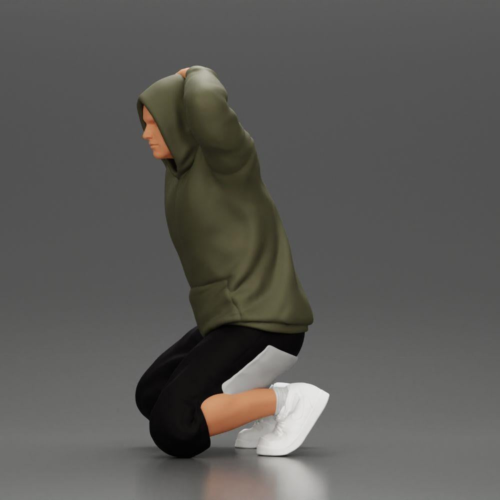 Diorama Modellismo foto prodotto 4: Uomo inginocchiato con felpa con cappuccio, mani dietro la testa - Miniatura Diorama (Ref Nr. A70)