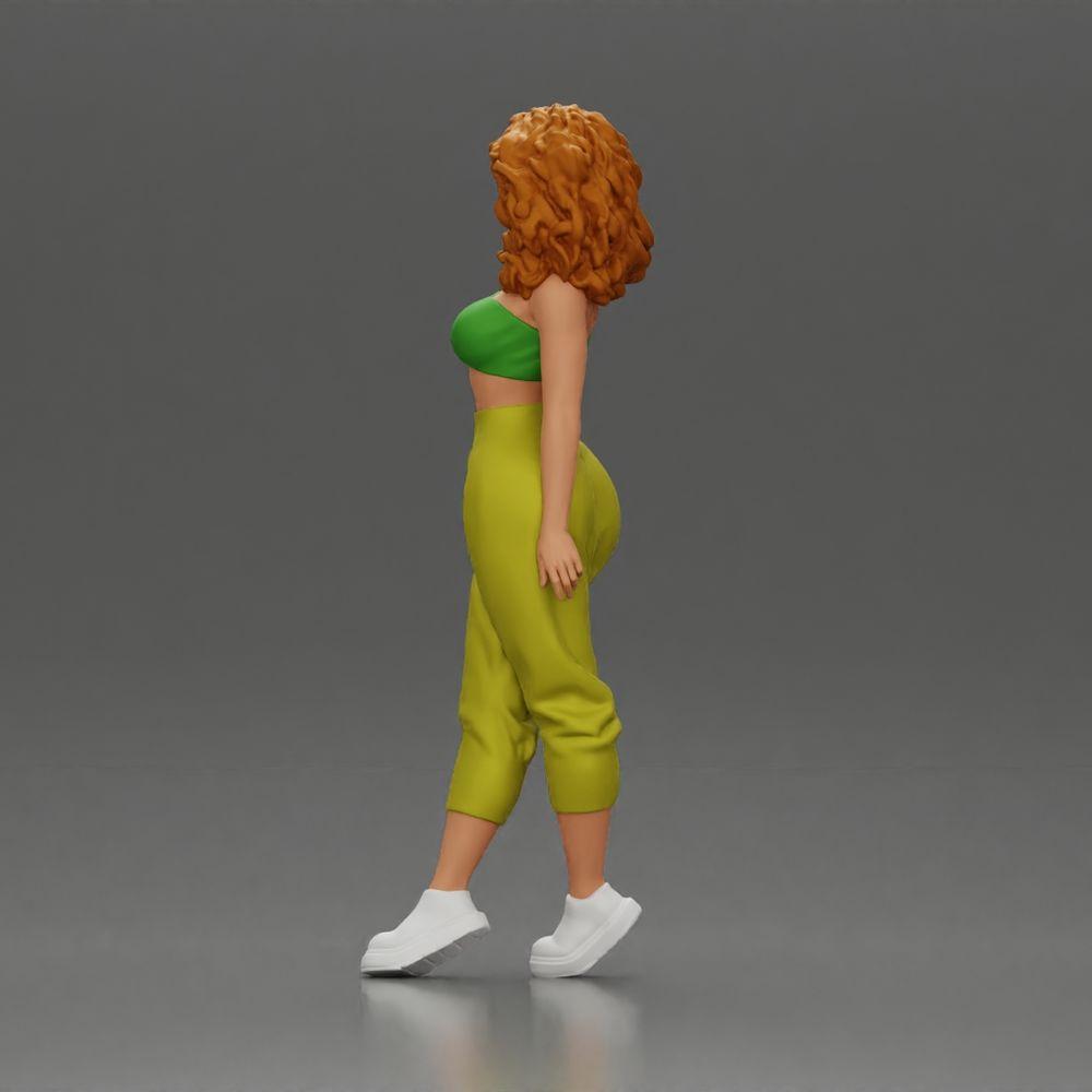 Diorama modelářství produktové foto 4: Miniaturní figura: Stojící žena s kudrnatými vlasy v zeleném oblečení, pózující (Ref Nr. A130)