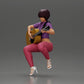 Modello diorama foto prodotto 5: Miniatura: Donna con capelli corti suona chitarra acustica collana, sandali a cinturino (Rif. Nr. A128)