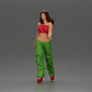 Diorama Modelismo Foto do Produto 5: Figura de Diorama: Miniatura de Mulher em Pose de Caminhada, verde-vermelho, Top Curto, Calças Largas, Sapatos de Salto (Ref Nr. A141)