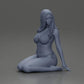 Diorama modelarstwo zdjęcie produktu 6: Klęcząca miniaturowa figura kobiety w bikini, siedząca na płaskiej podstawie - plażowe diorama (Ref Nr. A83)