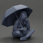 Foto de produto de modelismo diorama 6: Miniatura de diorama: Mulher sentada em casaco e calções com guarda-chuva aberto (Ref Nr. A85)