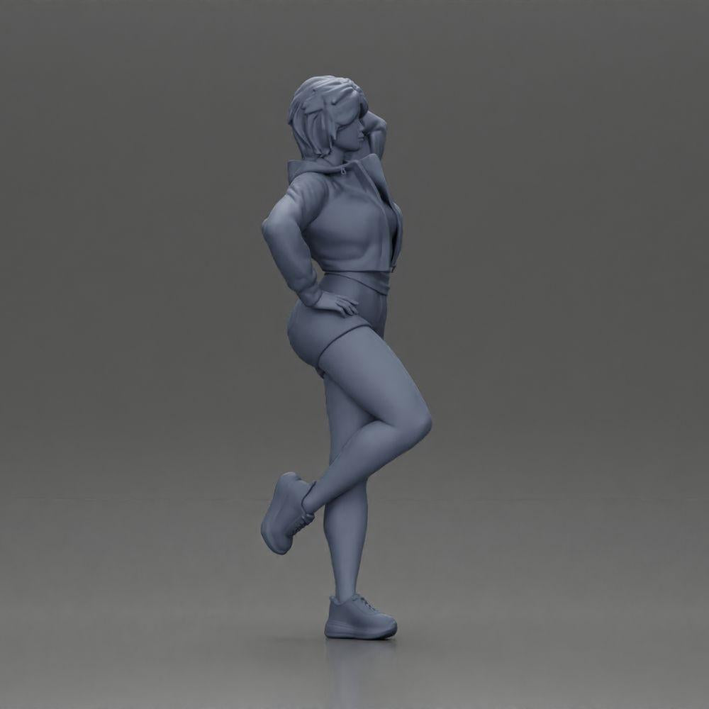 Diorama Modellbau Produktfoto 7: Weibliche Miniatur mit kurzem Haar, Jacke & Shorts, an Auto gelehnt (Ref Nr. A67)