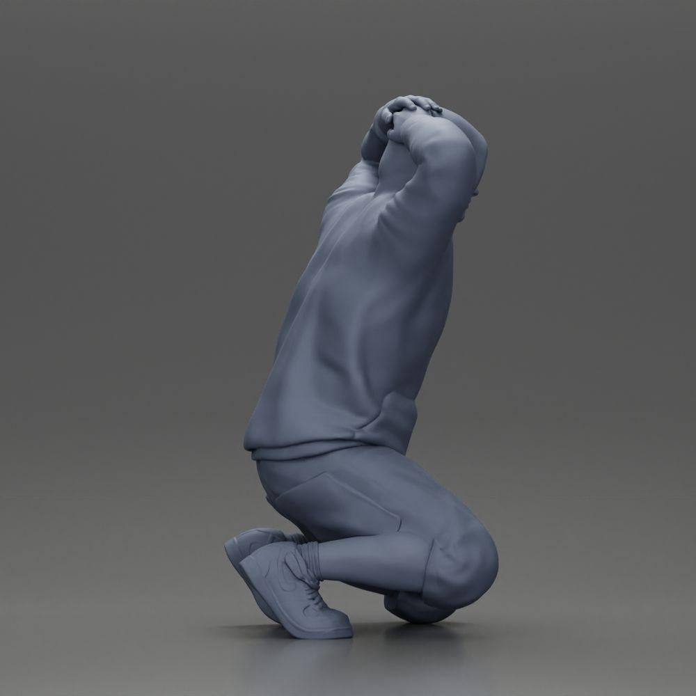 Diorama Modellismo foto prodotto 7: Uomo inginocchiato con felpa con cappuccio, mani dietro la testa - Miniatura Diorama (Ref Nr. A70)